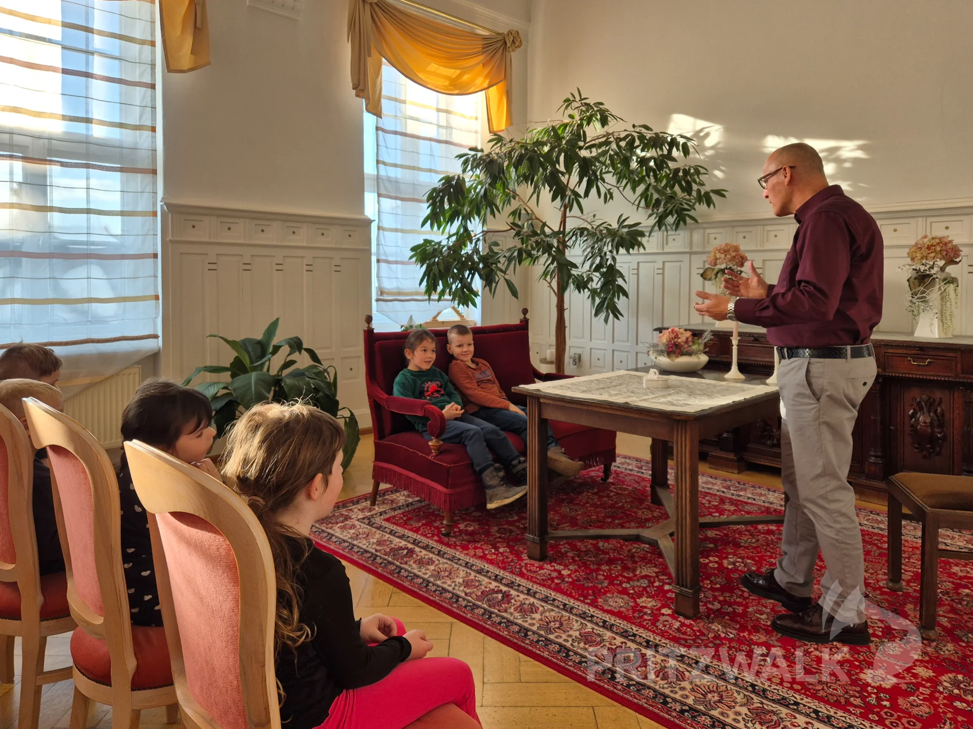 Eine kleine Führung durchs Rathaus endete im Trauzimmer. Foto: Stadt Pritzwalk