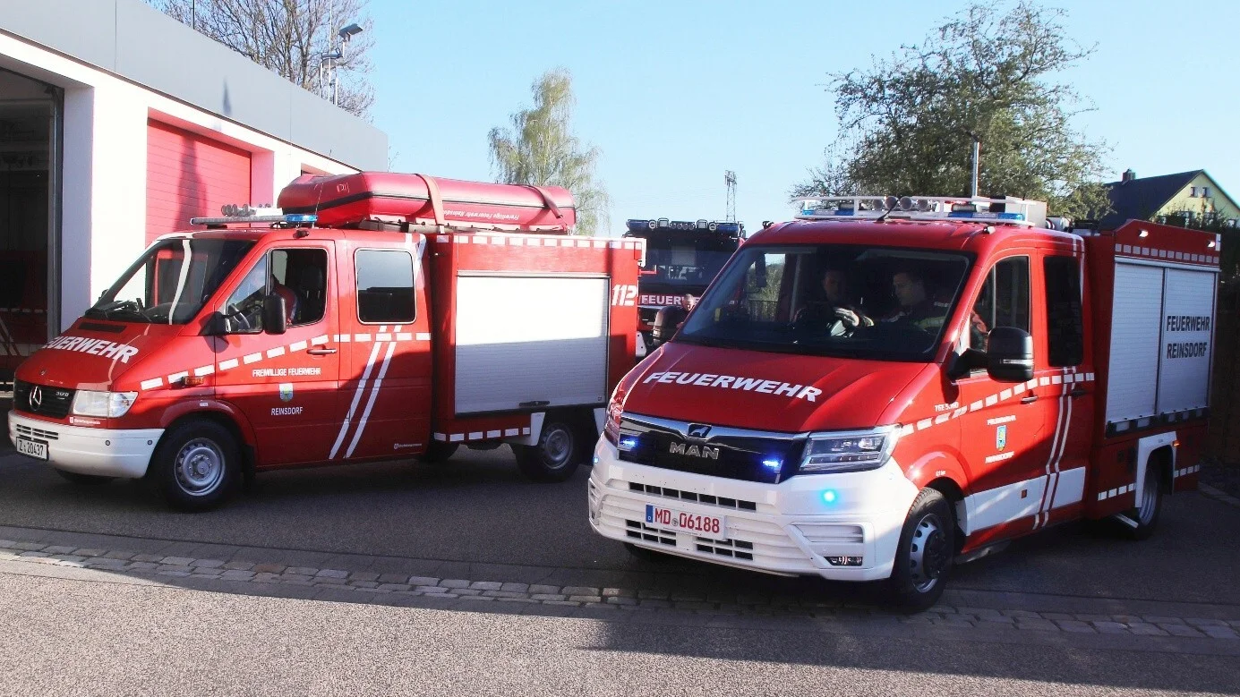 Bisheriger Vorausrüstwagen, Baujahr 1996 (links); neuer Vorausrüstwagen (rechts)