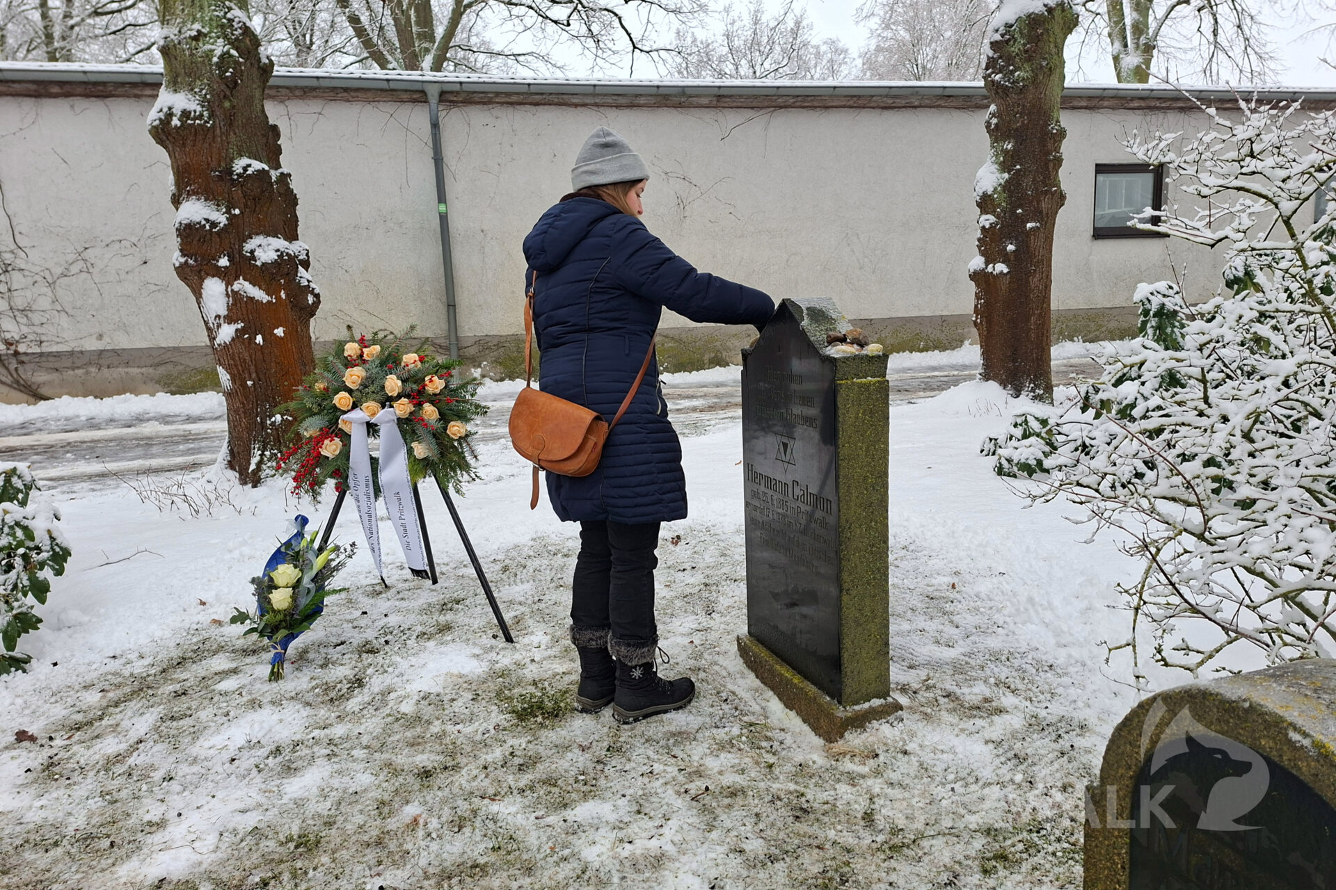 Die Teilnehmenden legten nach jüdischem Brauch Steine auf den Gedenkstein für Hermann Calmon. Foto: Stadt Pritzwalk