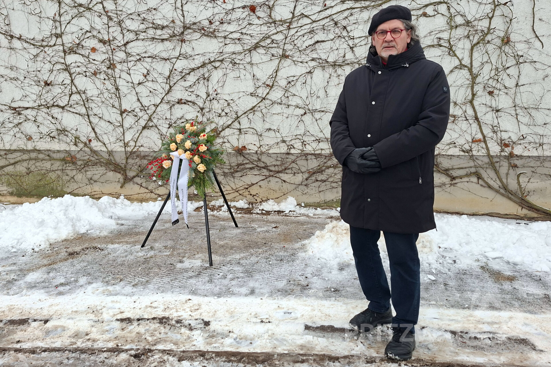 Der stellvertretende Vorsitzende der Stadtverordnetenversammlung, Siegbert Winter, erinnerte in seiner Rede die Opfer des Holocaust. Foto: Stadt Pritzwalk