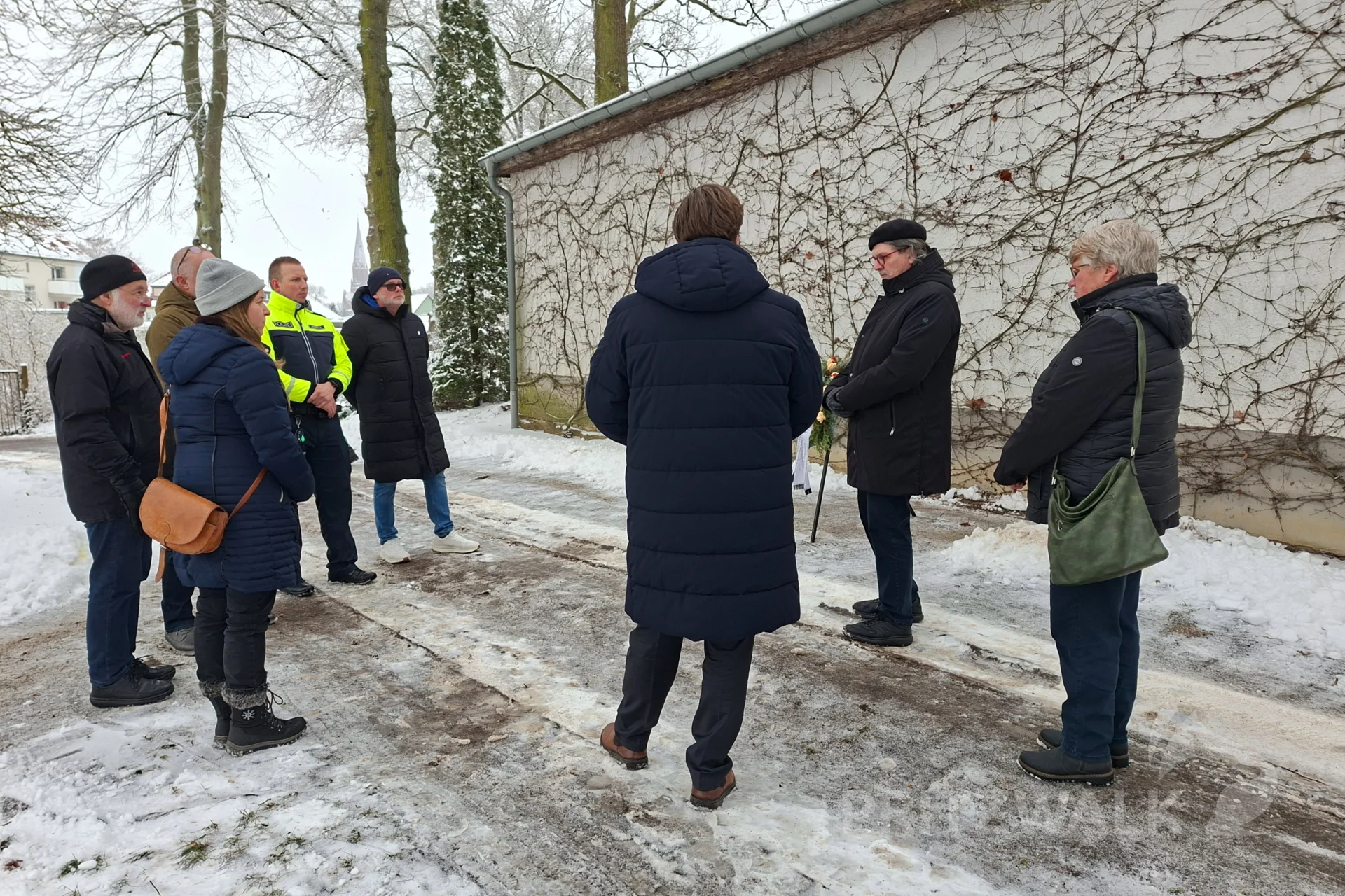 Vertreter der Stadtverordnetenversammlung, der Schulen und andere Bürgerinnen und Bürger nahmen an der Kranzniederlegung teil. Foto: Stadt Pritzwalk