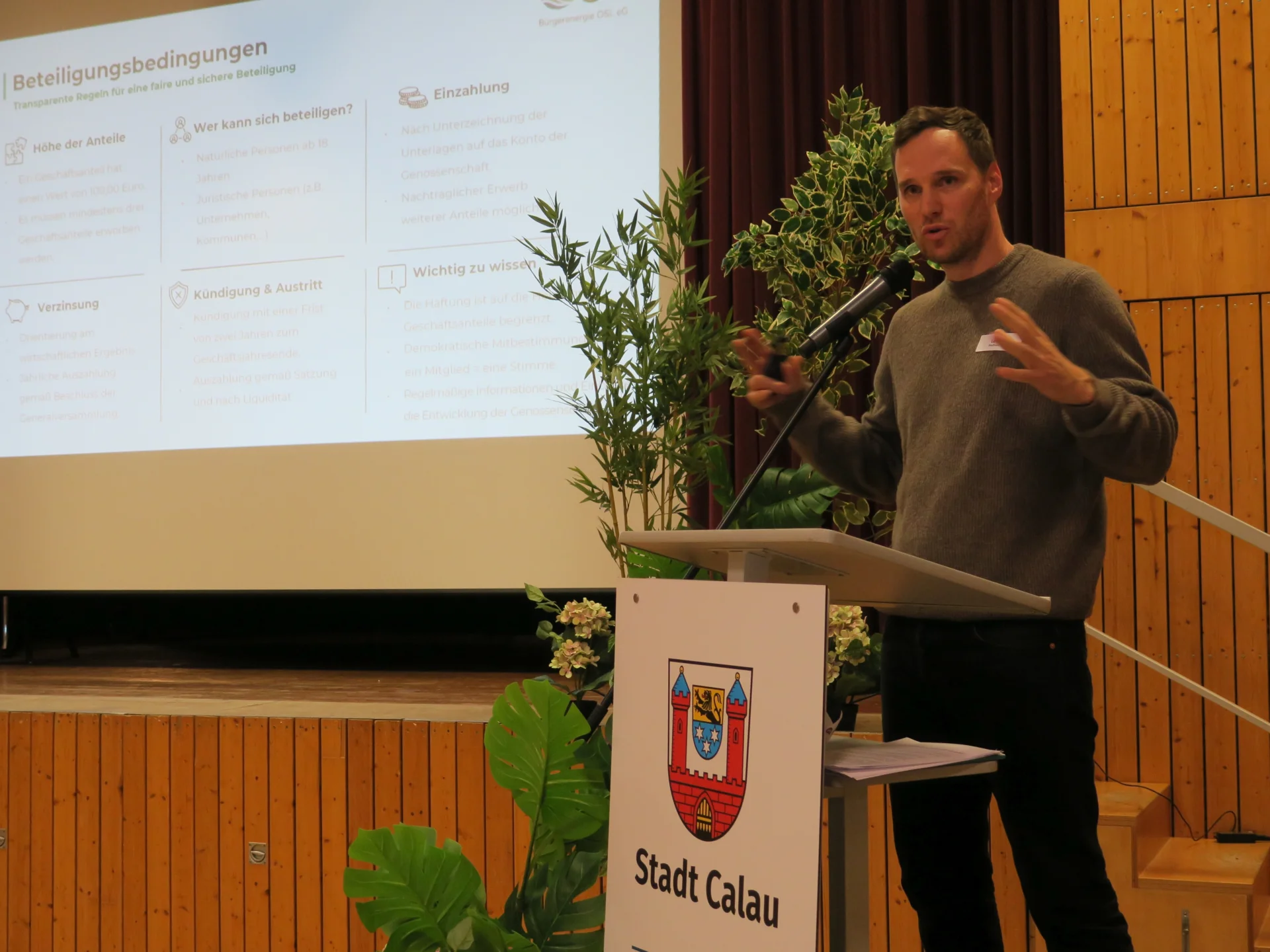 Die Bürgerenergiegenossenschaft OSL eG wurde in einem Vortrag durch Vorstandsmitglied Leo Hille vorgestellt. Foto: Stadt Calau / Jan Hornhauer
