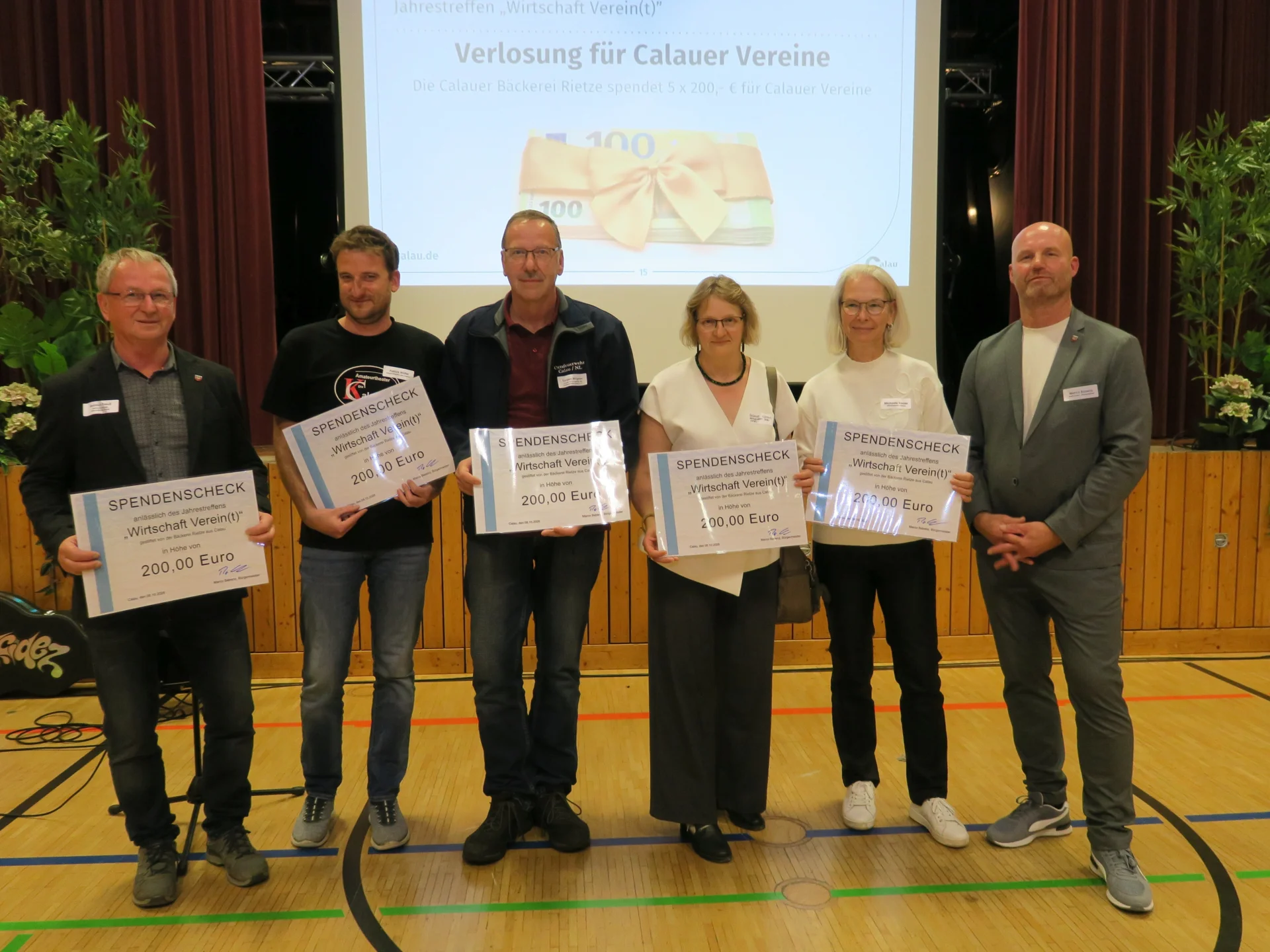 Fünf Calauer Vereine durften sich über je 200,- Euro freuen, gestiftet von der Bäckerei Rietze aus Calau. Foto: Stadt Calau / Jan Hornhauer