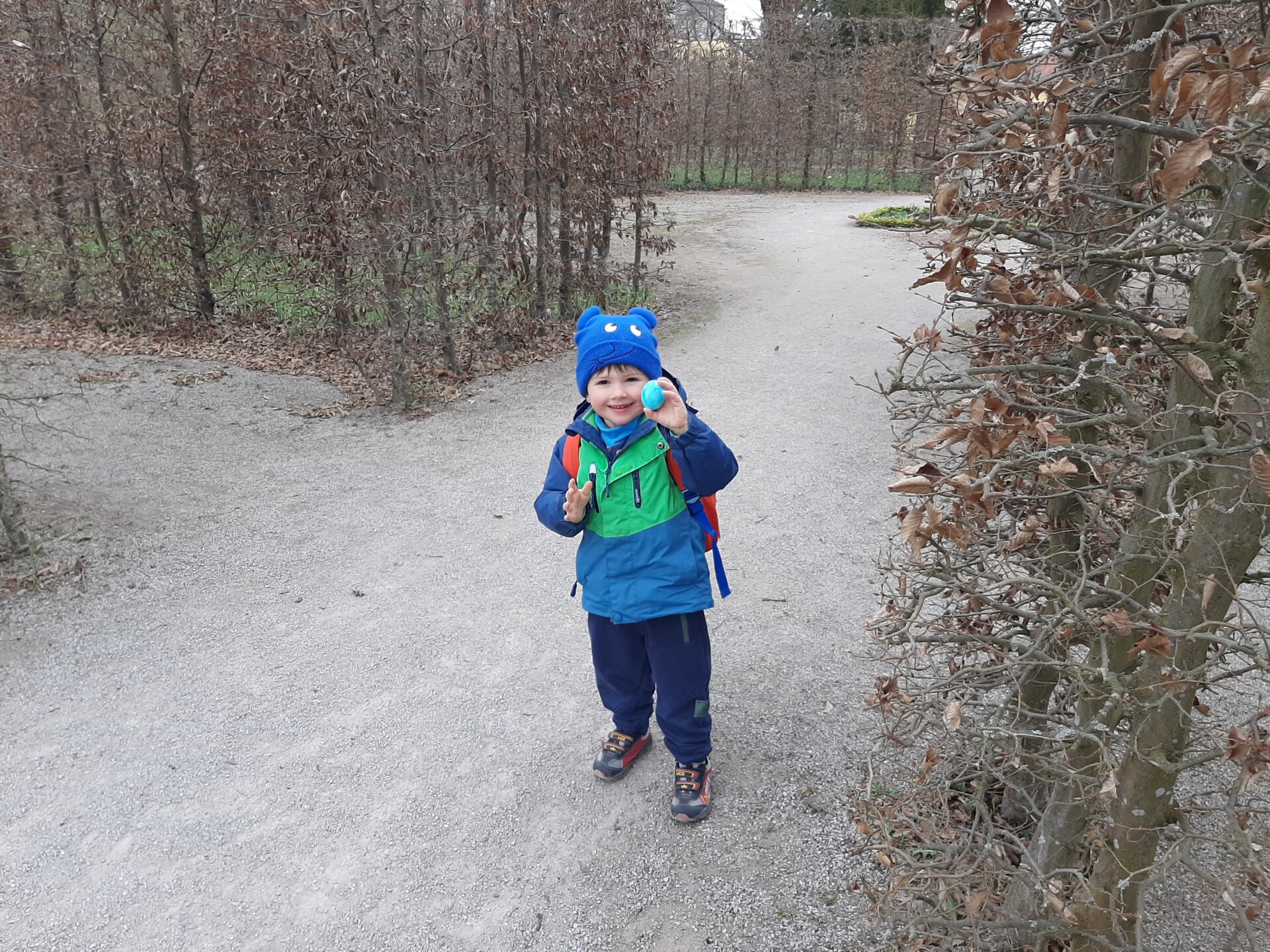 Bunte Eier fanden die Kinder versteckt im Klostergarten