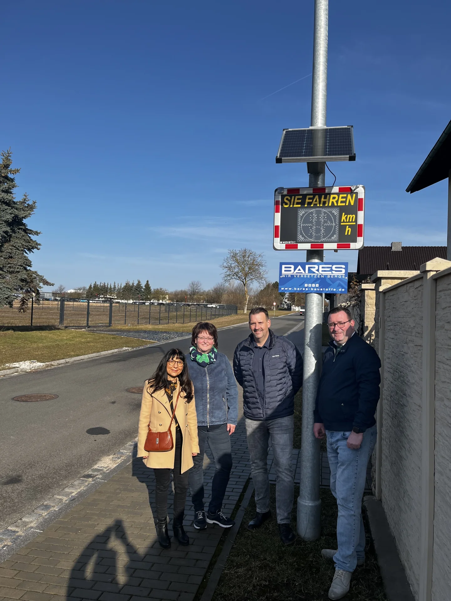 Herr Pfeiffer (2.v.r.) von der Bares GmbH kam persönlich zur Übergabe der gesponserten Geschwindigkeitsmesstafel.
