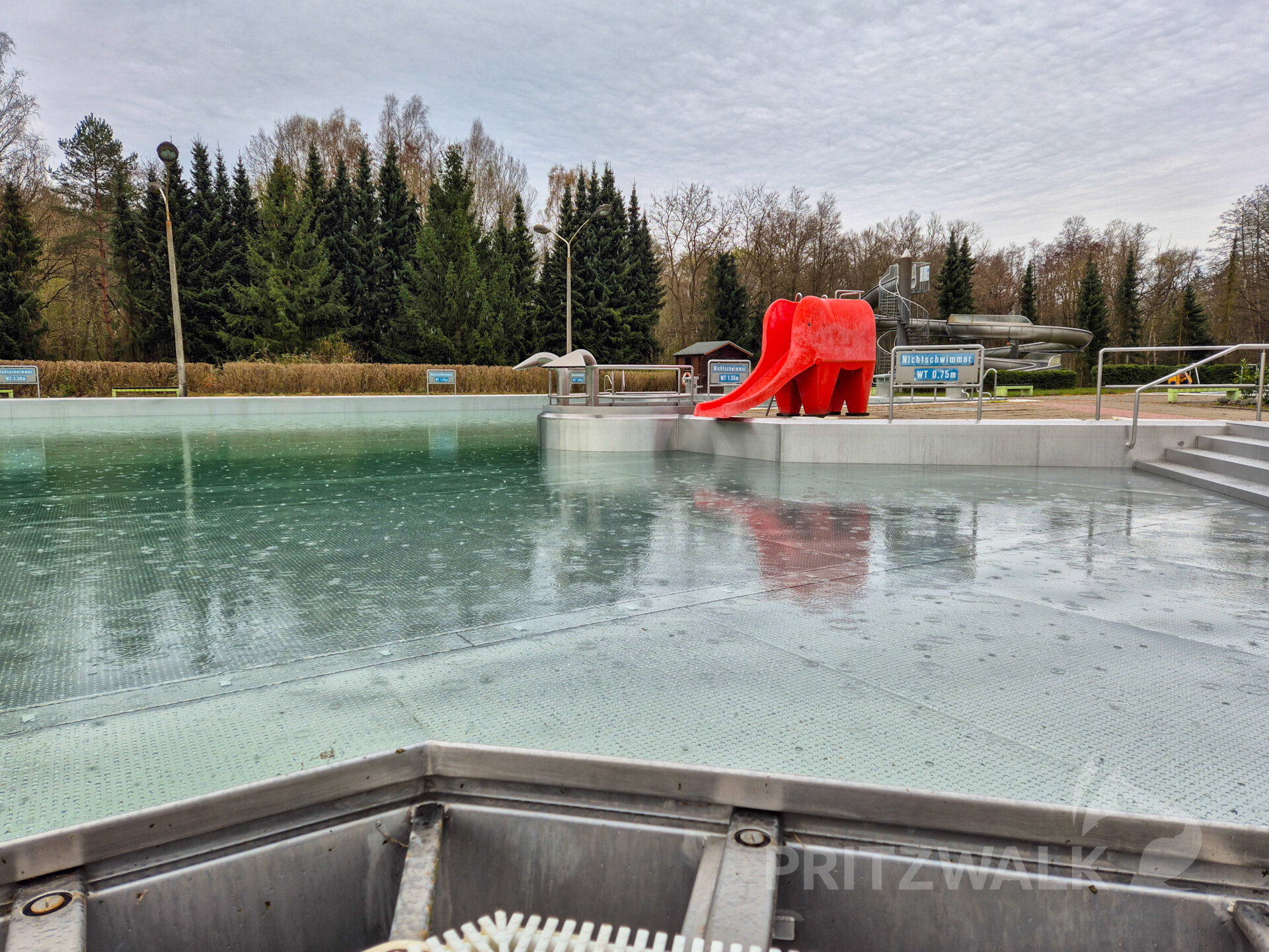 Wenn die Becken sauber sind, kann das Wasser eingelassen werden. Das Kombibecken ist halbvoll. Foto: Stadt Pritzwalk
