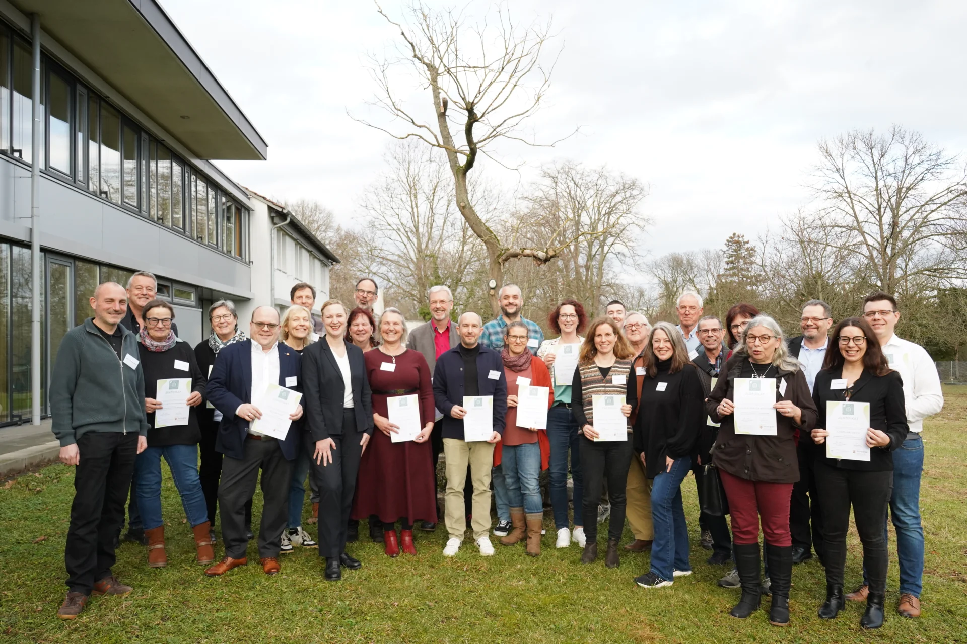 Gruppenbild aller TeilnehmerInnen und Ministerin