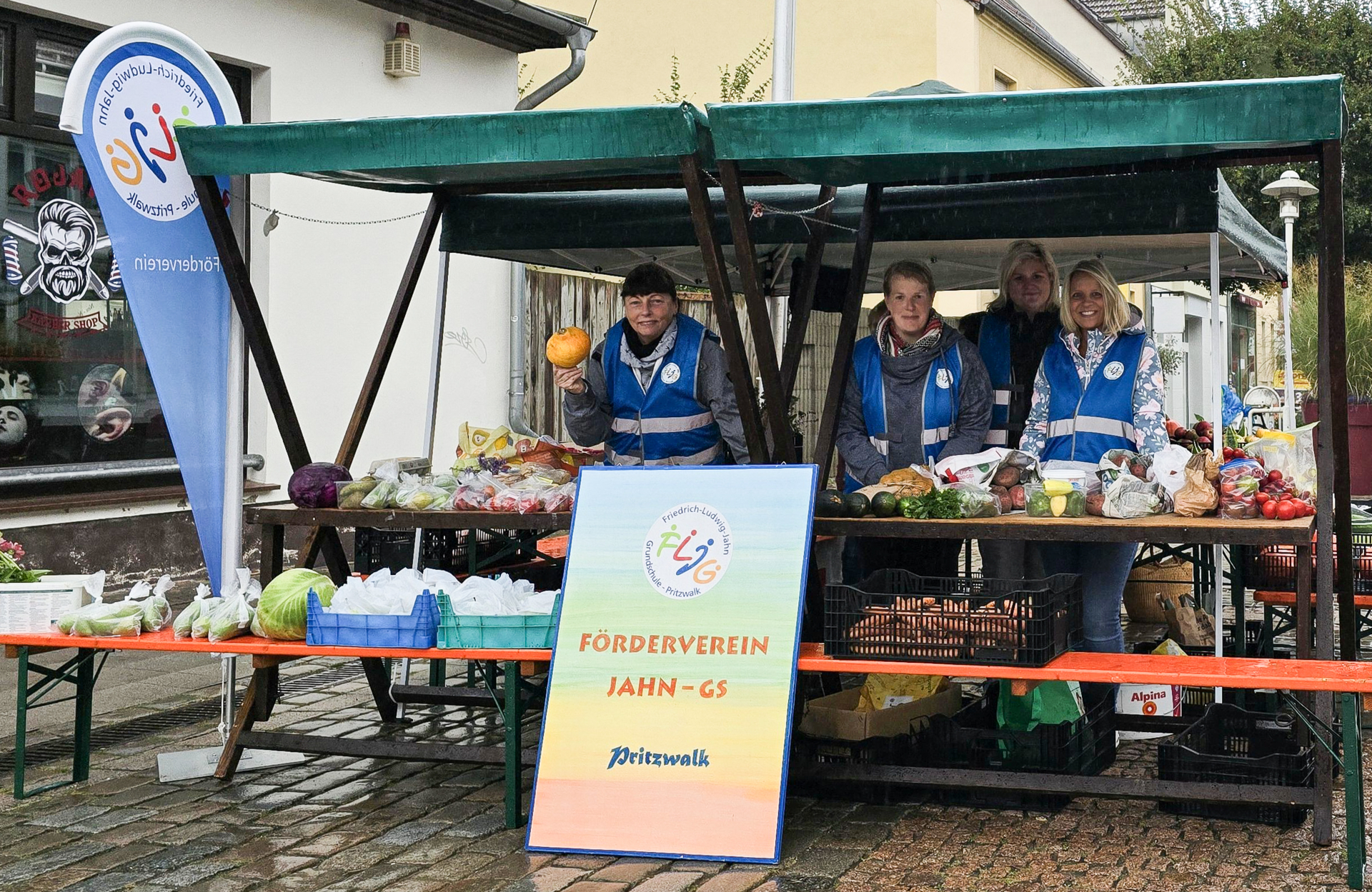 Der Förderverein der Friedrich-Ludwig-Jahn-Grundschule verkaufte Ernteprodukte. Foto: Franziska Liebing