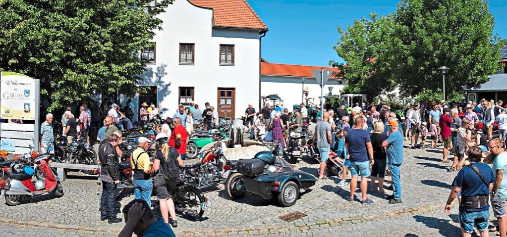 Auf dem Dorfplatz sammelten sich zahlreiche Besucher und 185 Oldtimer, die zur Ausfahrt zum Festplatz auf dem Garhamer Kirchberg starteten.