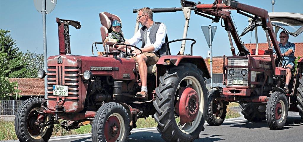 Freude an alten Bulldogs über drei Generationen Feilmeier auf zwei McCormicks: (v.r.) Josef Feilmeier sen., Josef Feilmeier jun. und Johannes.