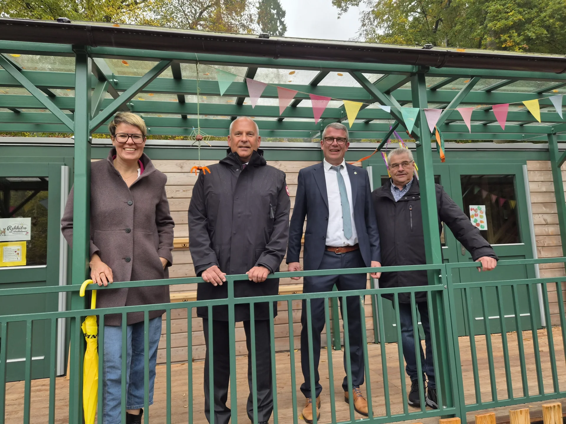 Bildunterschrift: Landtagsabgeordnete Stefanie Klee, Prof. Dr. Roman Poseck und Bürgermeister Axel Schmidt zusammen mit dem Architekten Bernd Stiebing am Naturkindergarten.