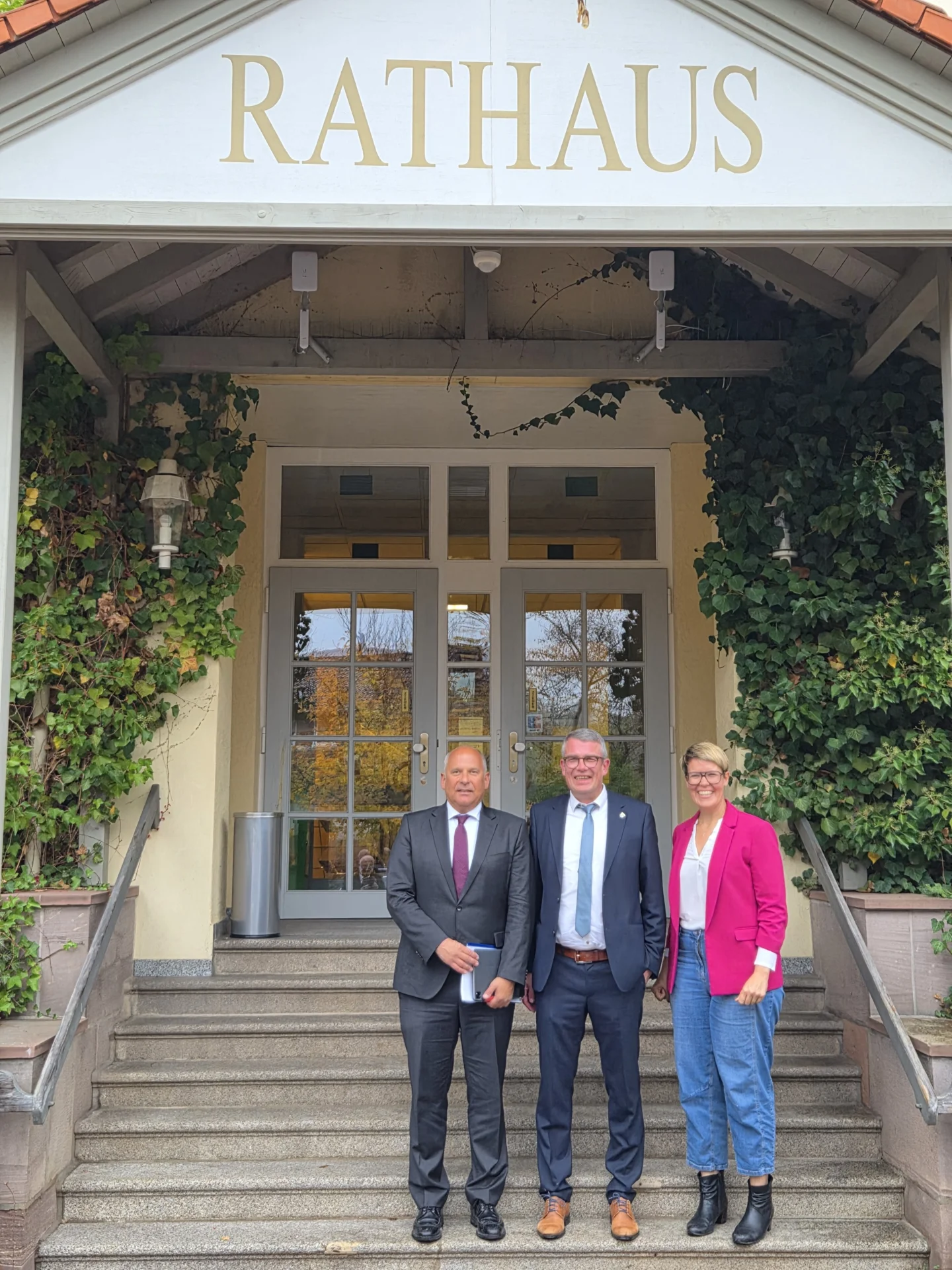 Bildunterschrift: Innenminister Prof. Dr. Roman Poseck vor dem Kirchheimer Rathaus