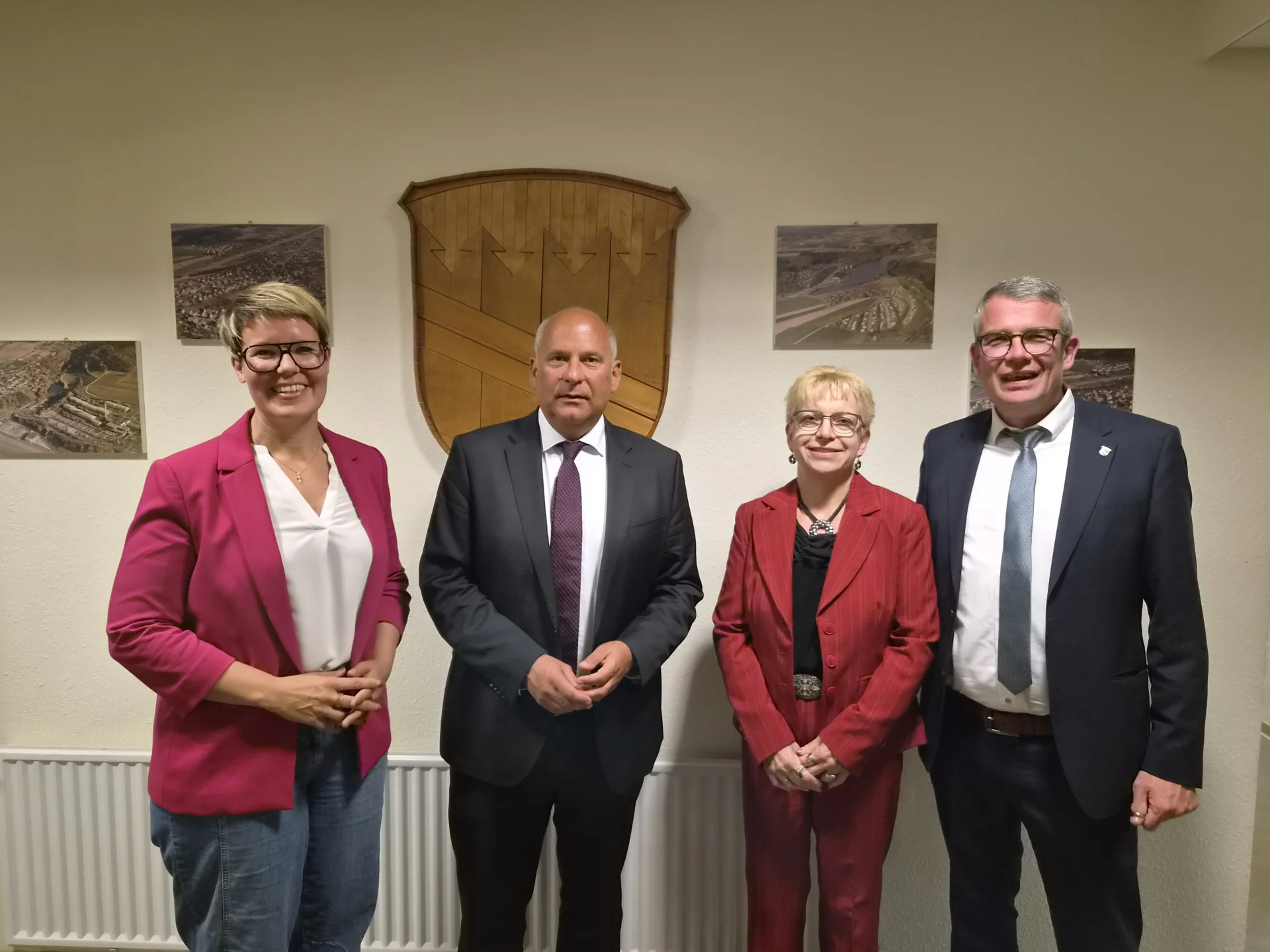 Bildunterschrift: Landtagsabgeordnete Stefanie Klee, Innenminister Prof. Dr. Roman Poseck, Leitung Finanzen Tanja Brand und Bürgermeister Axel Schmidt