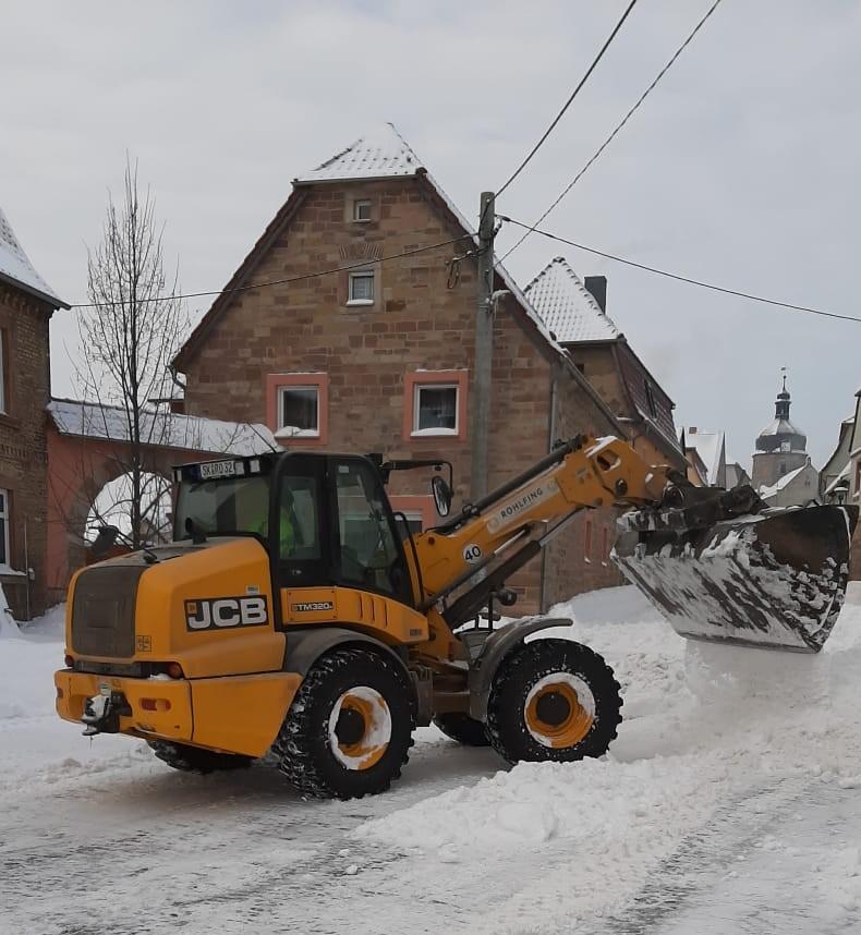 Vor allem auf den Ortsteilen wie hier in Liederstädt unterstützten unsere Bauern unkompliziert bei der Beräumung des Schnees.