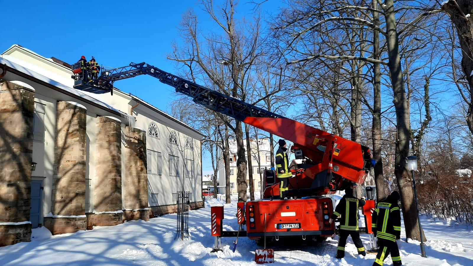 Die technische Hilfeleistung der Feuerwehr beschränkte sich nicht nur auf das Querfurter Stadtgebiet. Ein Teil des Daches des Goethe-Theaters in Bad Lauchstädt drohte wegen der Schneelast einzustürzen. Unsere Kameraden konnten es verhindern.