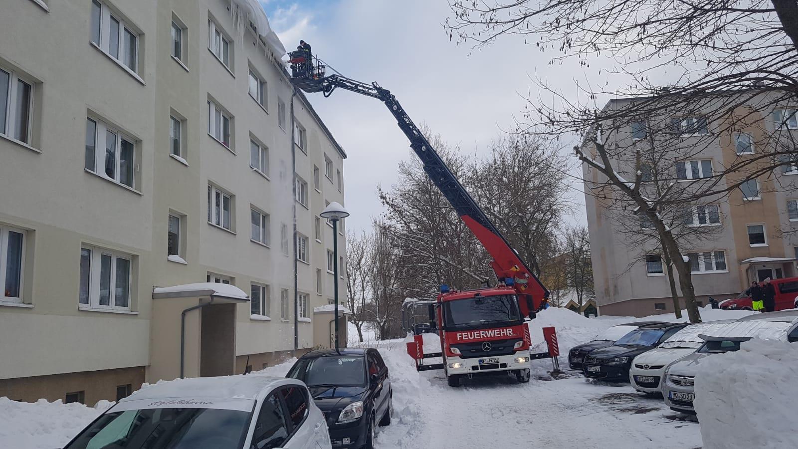 Wie hier in der Kleinen Ringstraße unterstützten unsere Freiwilligen Feuerwehren bei der Beseitigung von Schneelawinen und Eiszapfen von den Dächern.