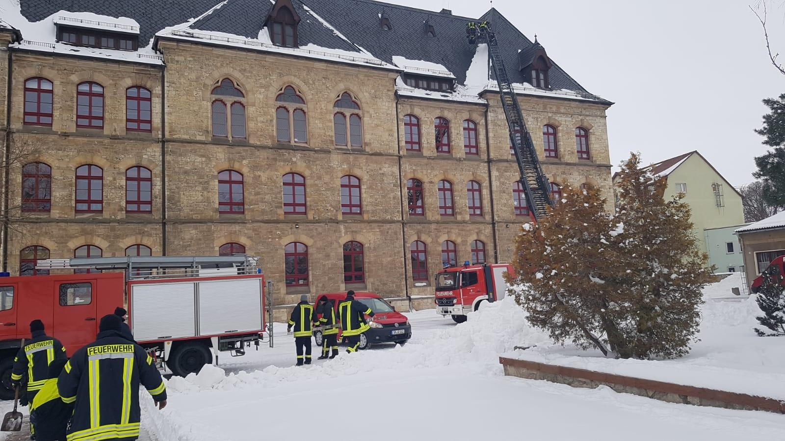 Auch das Dach der Philipp Müller Schule musste vom Schnee befreit werden, damit der Pausenhof genutzt werden konnte.