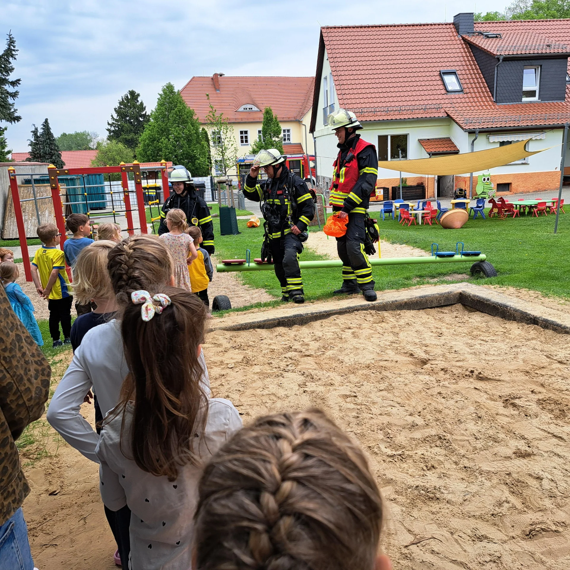 Feuerwehrleute i der Kita Wellmitz