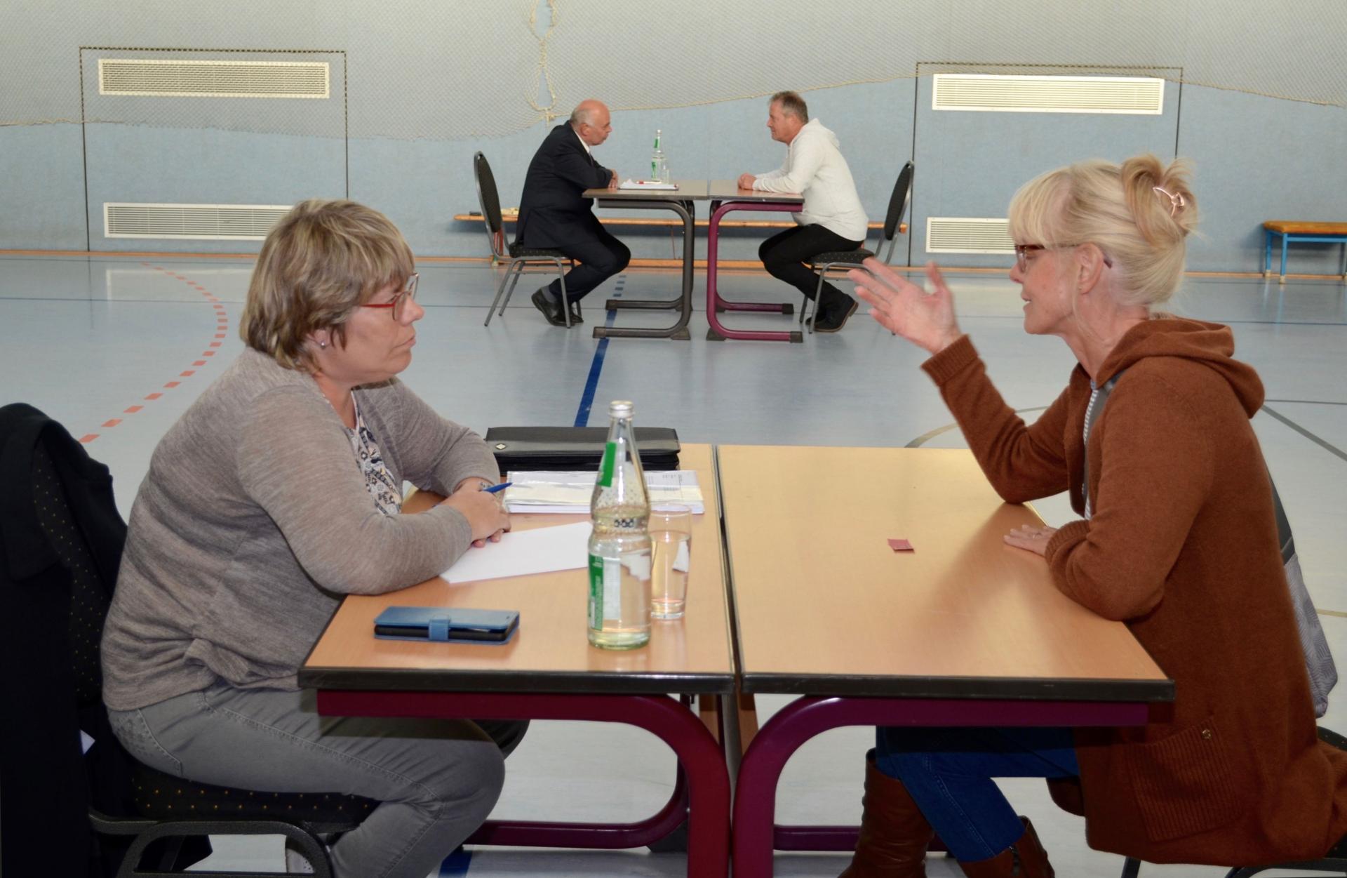 Speed-Dating: Auge um Auge mit der Bürgermeisterin Annett Lehmann (li.), die den Chefsessel verteidigen möchte. Foto: Andreas Staindl