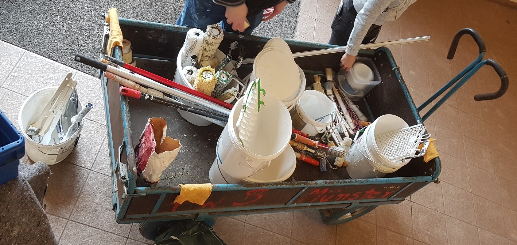 Streichutensilien auf einem Handwagen