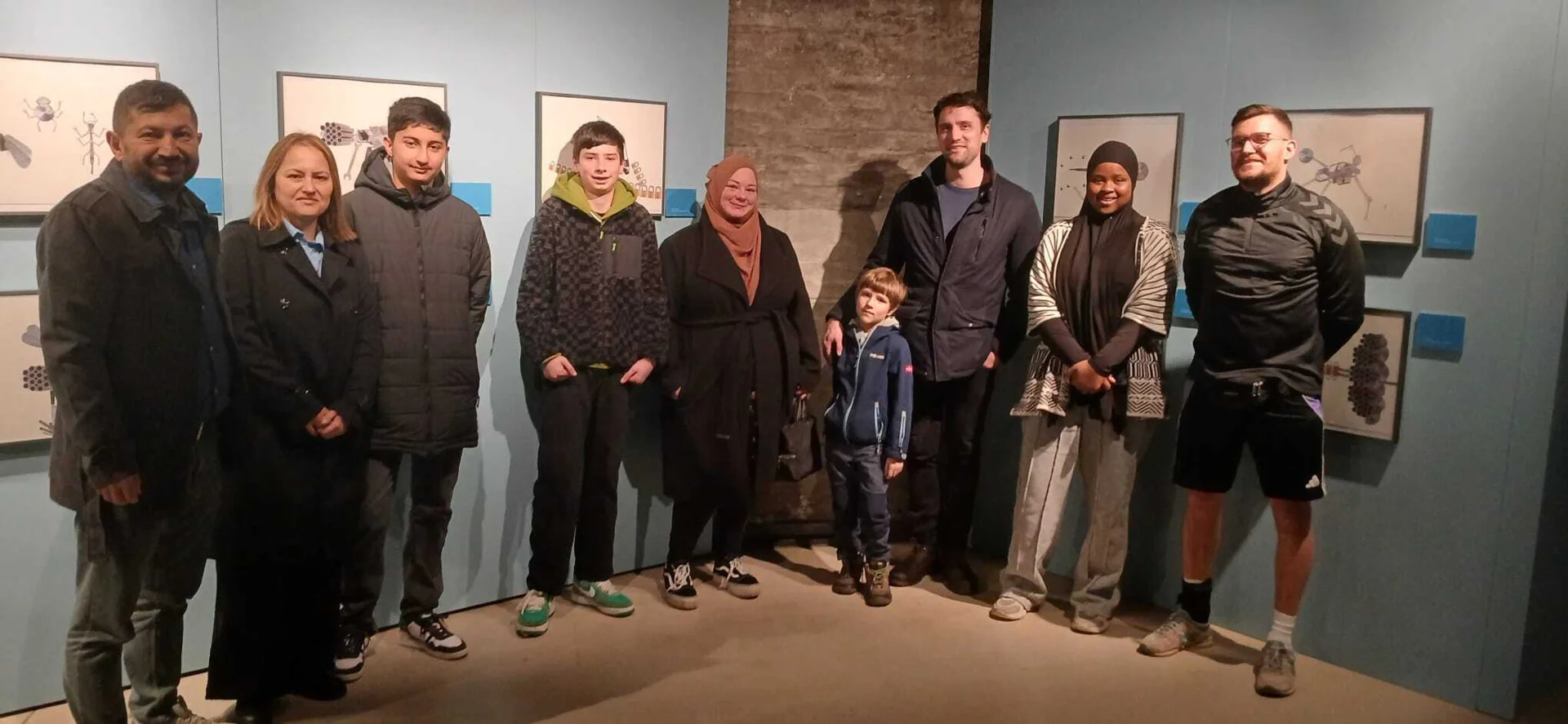 Gruppenfoto mit Schülern, Eltern und Lehrenden