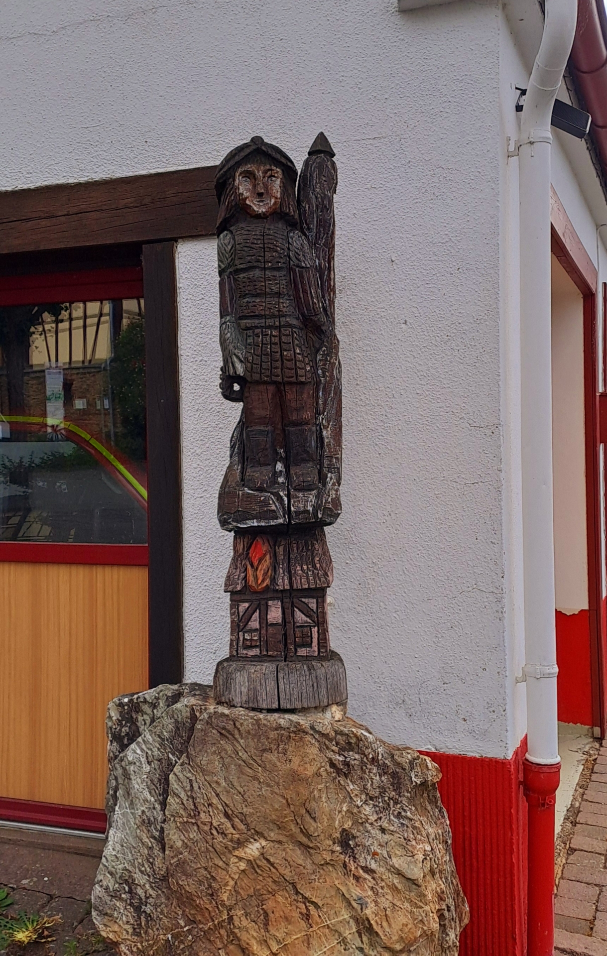 Der von Arne gestaltete St. Florian wacht am Dorfplatz