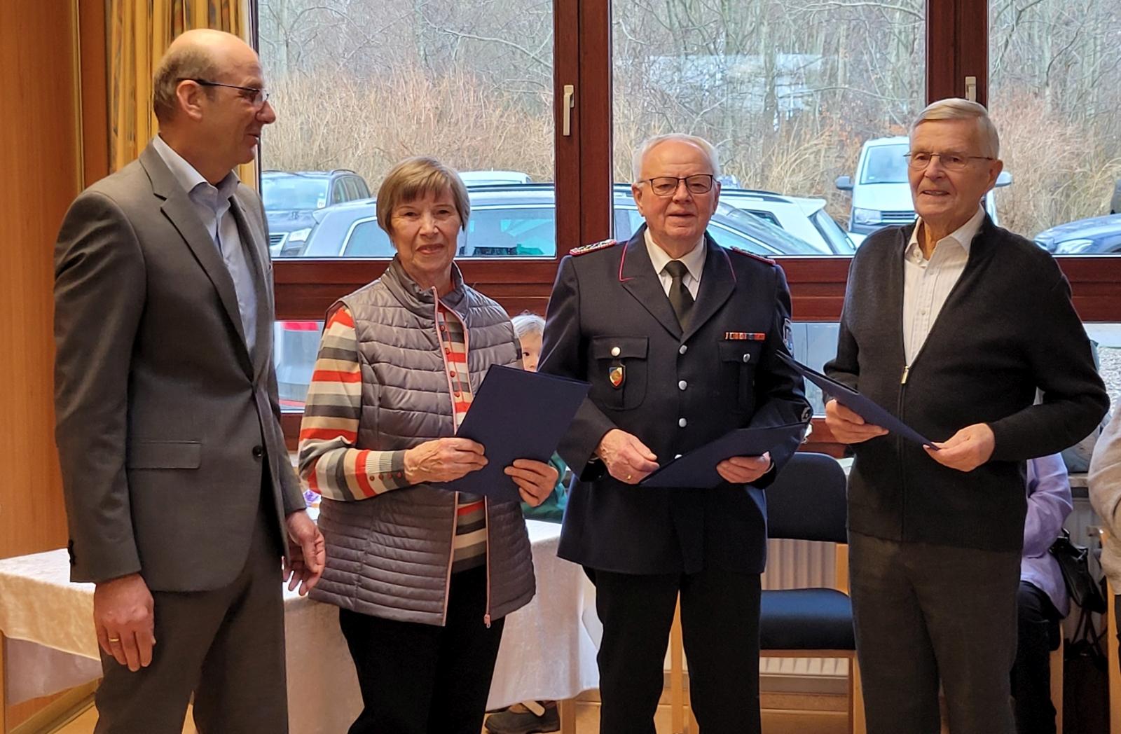Bild des Bürgermeisters Lüth mit den für ihr Ehrenamt geehrten Anngret Jäger, Klaus Ritter, Joachim Graf