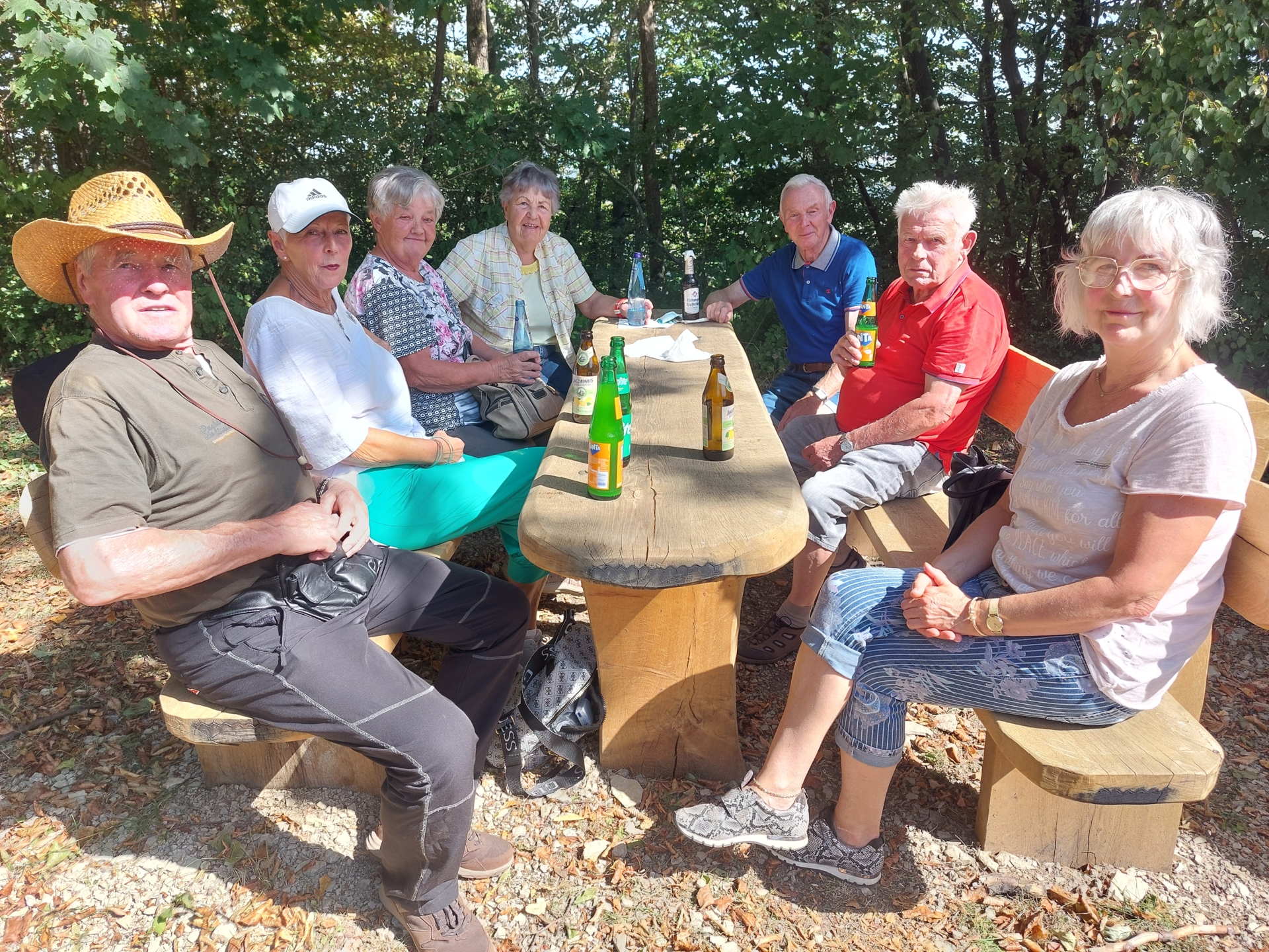 Wanderer aus Tambach-Dietharz bei der Rast am Weyrich-Haus