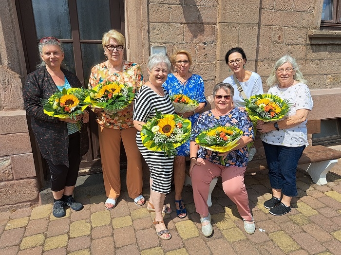 20230704_Gudd-Zweck-Brillenverwertungsstelle-OBERKIRCHEN_Blumen-fuer-die-ehrenamtlichen-Helferinnen_A_H-700