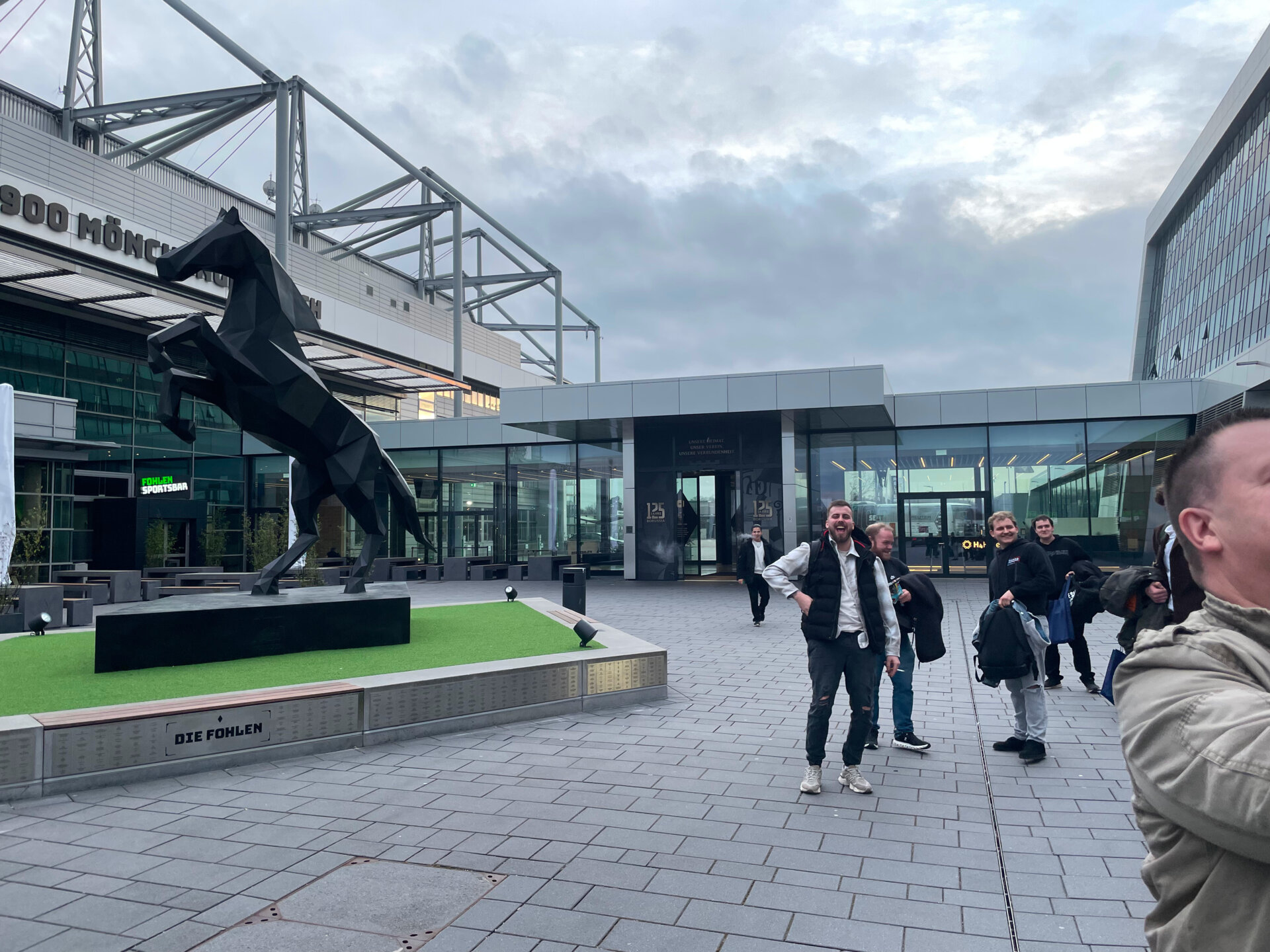 Vor dem Hotel