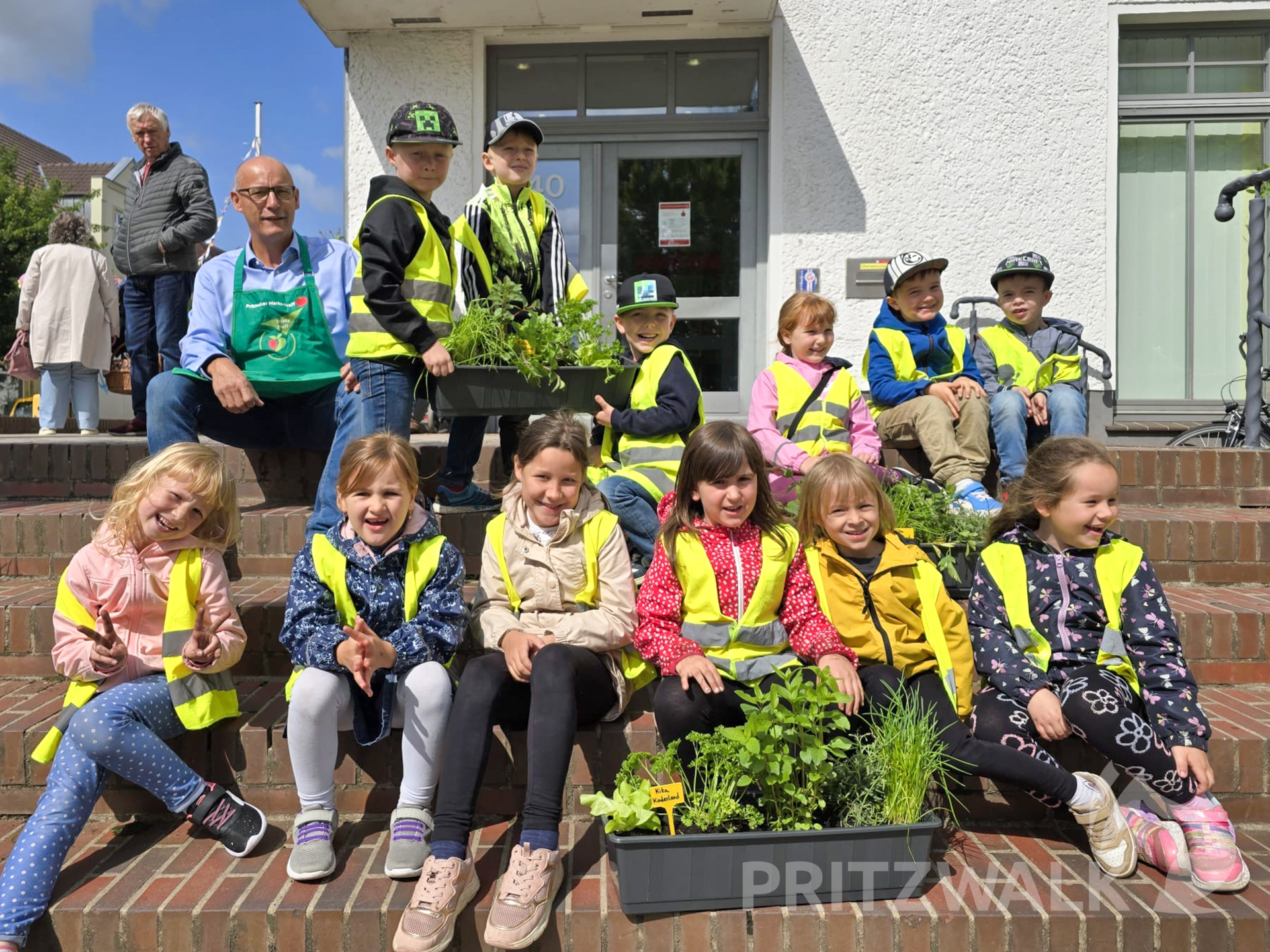 Die Kinder der Kita Kinderland zeigen stolz das Ergebnis der Pflanzaktion. Foto: Stadt Pritzwalk