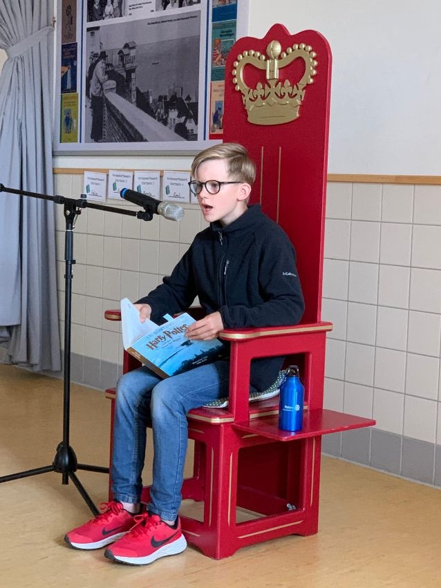 Vorlesen auf dem Lesethron