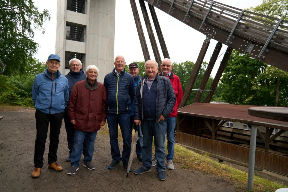 „Junge Kerle“ vom Abschlussjahrgang 1963 an den Schanzen in Bad Freienwalde