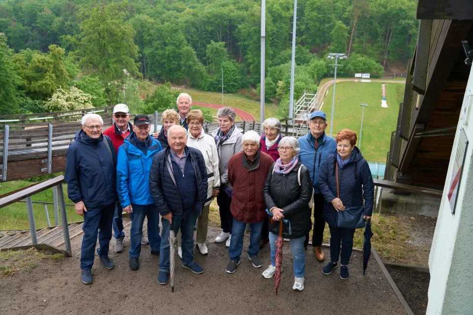 „Junge Kerle“ vom Abschlussjahrgang 1963 an den Schanzen in Bad Freienwalde