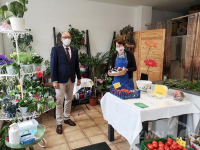 Petra Hertz bekommt von Bürgermeister Dr. Ronald Thiel zum 20-jährigen Bestehen ihres Blumenladens ein Präsent. Foto: Beate Vogel