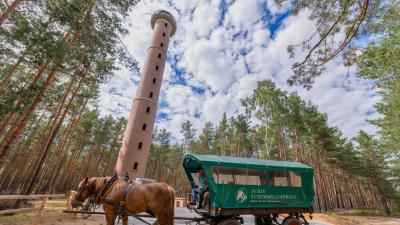 „Luckaitztaler Ziegelturm“ wird der 43 Meter hohe Klinkerbau künftig heißen, in Anlehnung an die 93 850 verarbeiteten Klinkersteine. Der Namens-vorschlag kam von Ronny Gräbig aus Buchwäldchen.  © Foto: Frank Hilbert