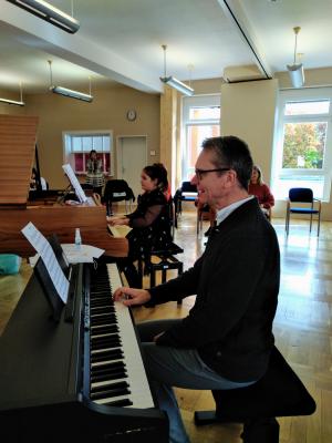 Unterrichtsarbeit mit Workshopcharakter - am Instrument Julika Spiekermann (4. Klasse) und Professor Imorde. Foto: Yvonne Thiede