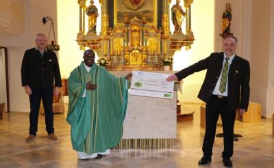 Foto zur Meldung: Waldverein spendet für unsere Pfarrkirche