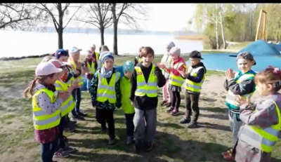 Screenshot: Die Kinder der Kita Musikus in Senftenberg erhielten 2020 für ihr Musikvideo Regenbogenfarben den Inklusionspreis des Landkreises OSL.