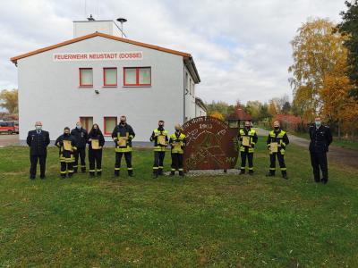 Bild von der vollständigen Prüfungsgruppe der Feuerwehr Neustadt (Dosse)