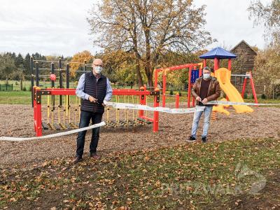 Bürgermeister Dr. Ronald Thiel und Peter Kniesel durchschnitten das Band um den Spielplatz – leider ohne Gäste. Foto: Katja Zeiger