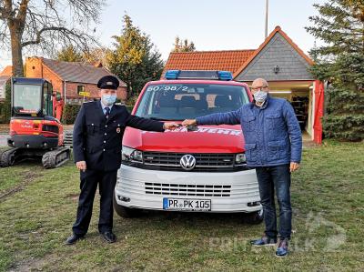 Der kommissarische Ortswehrführer Markus Schröder nimmt den Schlüssel für das neue Fahrzeug von Bürgermeister Dr. Ronald Thiel in Empfang. Foto: Beate Vogel