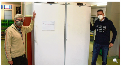 Vor den neuen Kühlschränken: Lionsmitglied Hans Jochen Albers (l.) mit Torben Ahmling von der Tafel. Foto: Lions Club Itzehoe
