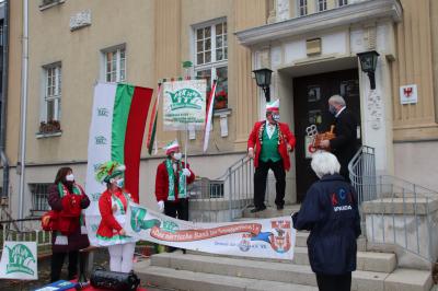 Das Bild zeigt die Narren des Karnevals-Klub FKK 2000 mit Bürgermeister Heiko Müller vor dem Rathaus.