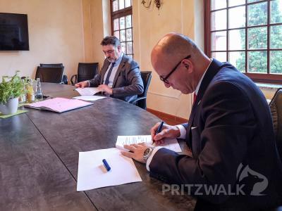 Ganz unter sich: Stadtwerke-Geschäftsführer Mirko Seidel und Bürger-meister Dr. Ronald Thiel unterzeichnen die Konzessionsverträge, die für die nächsten 20 Jahre gelten. Foto: Beate Vogel