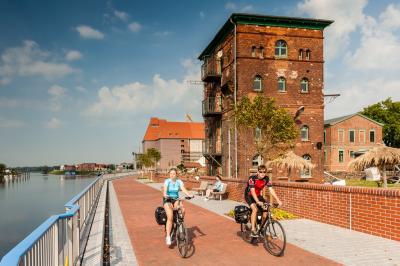 Fahrradfahrer auf der Elbuferpromenade I Foto: Markus Tiemann (Bild vergrößern)