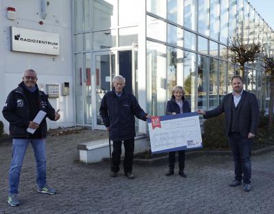Foto zur Meldung: Spende von „R.SH hilft helfen-Stiftung“ 7.500 Euro für „Kids in die Clubs“