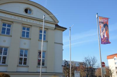 Die Kreisverwaltung OSL beteiligt sich an der Fahnenaktion „Wir sagen NEIN zu Gewalt gegen FRAUEN!“. Die Fahne weht bis zum 1.12. vor dem Kreishaus in Senftenberg und am Standort in Calau (Foto: Landkreis/Weser)