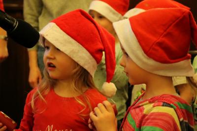 Kinder der Kita Märchenland auf der Weihnachtsfeier 2019 I Foto: Martin Ferch (Bild vergrößern)