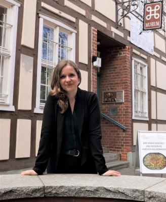 Stadt Perleberg | Museumsleiterin Anja Pöplau fürt zum Thema "Vergangenheit und Zukunft einer kaum erforschten Denkmalgruppe" durch die Podiumsdiskussion